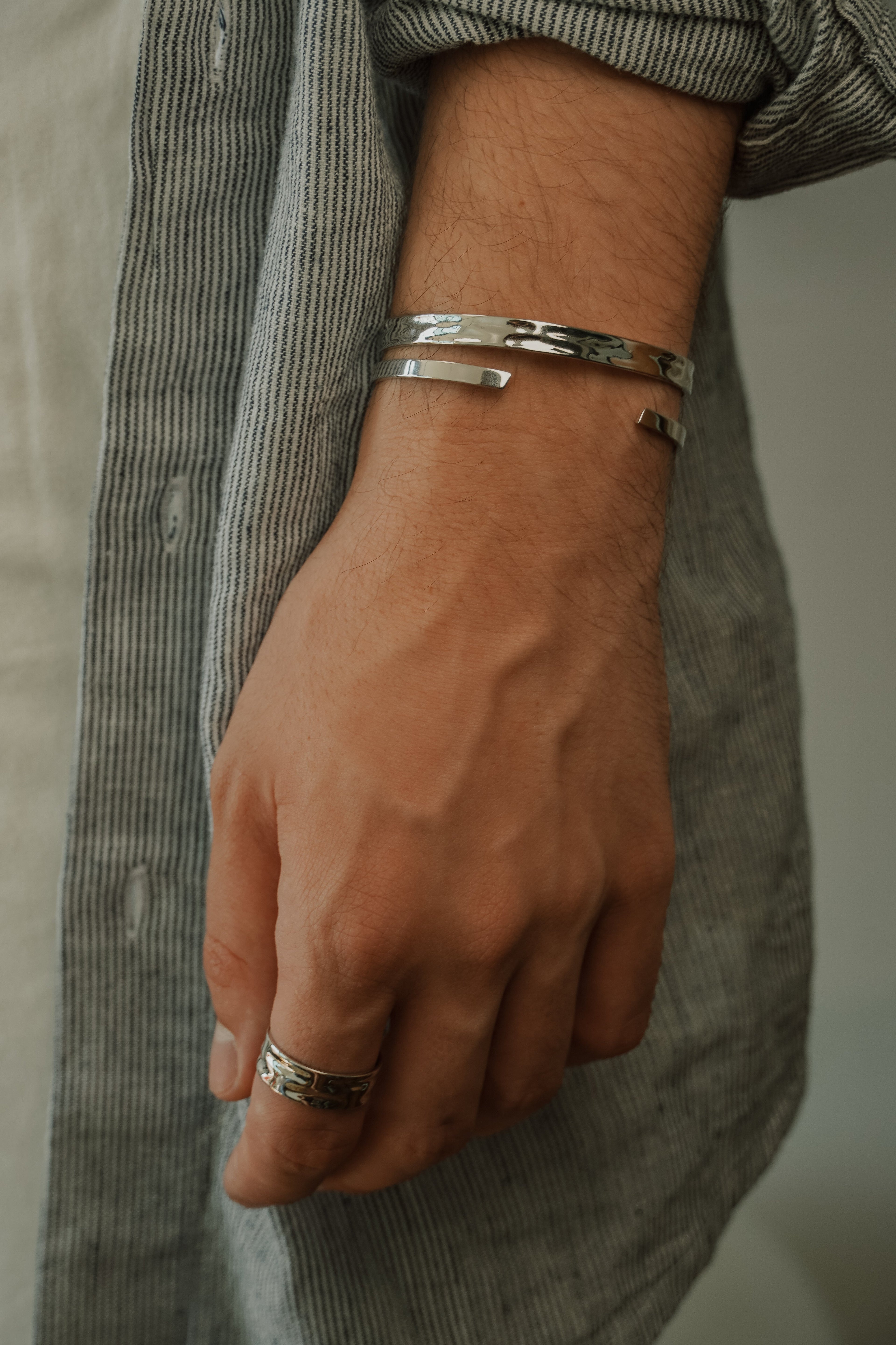 TEXTURED CUFF